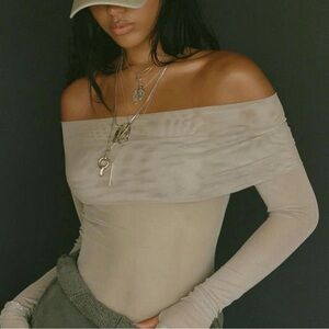 Joah brown Off-Shoulder Long Sleeve Top in Taupe
